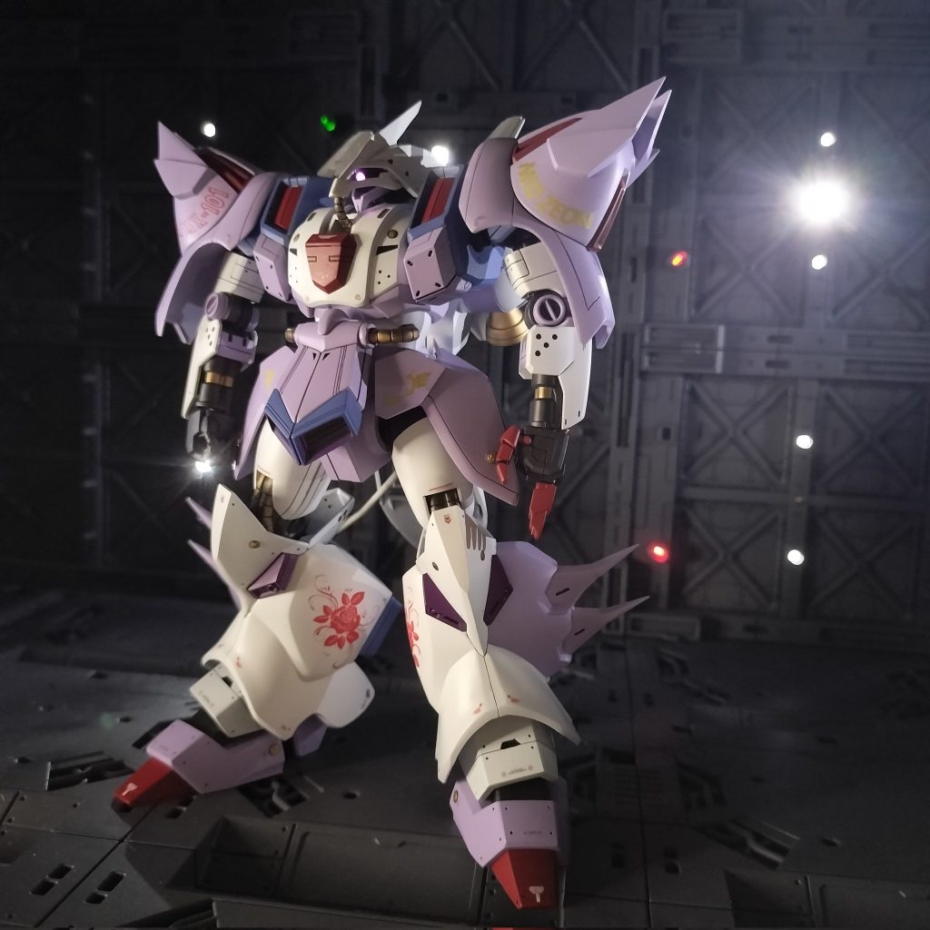 ボディはハマーン色の白と濃い紫を薄紫にピンクを赤に変更し喧嘩しないような色合い調整しました。