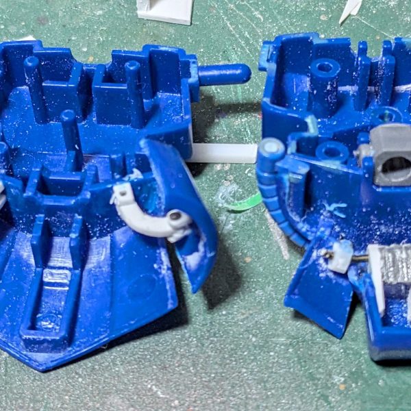 珍しく設定先行で作ってるHGグフです。近接格闘型のグフです。タイトルのグフ・インパクトはまだ仮称です。スカートを可動させて腰を落とせる様にしました。（2枚目）