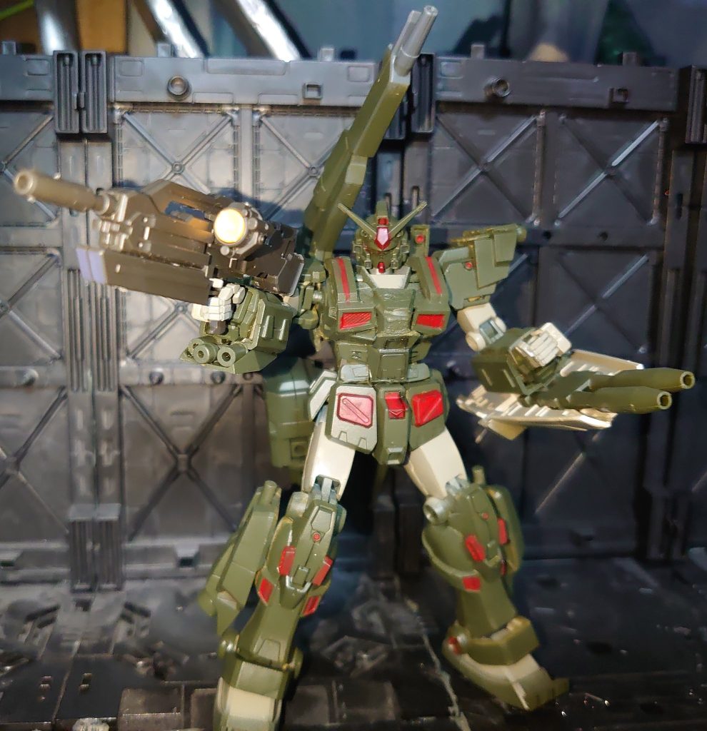 右腕は小型シールド内に３連ビームサーベルユニット左腕は盾裏に２連装ビームキャノン