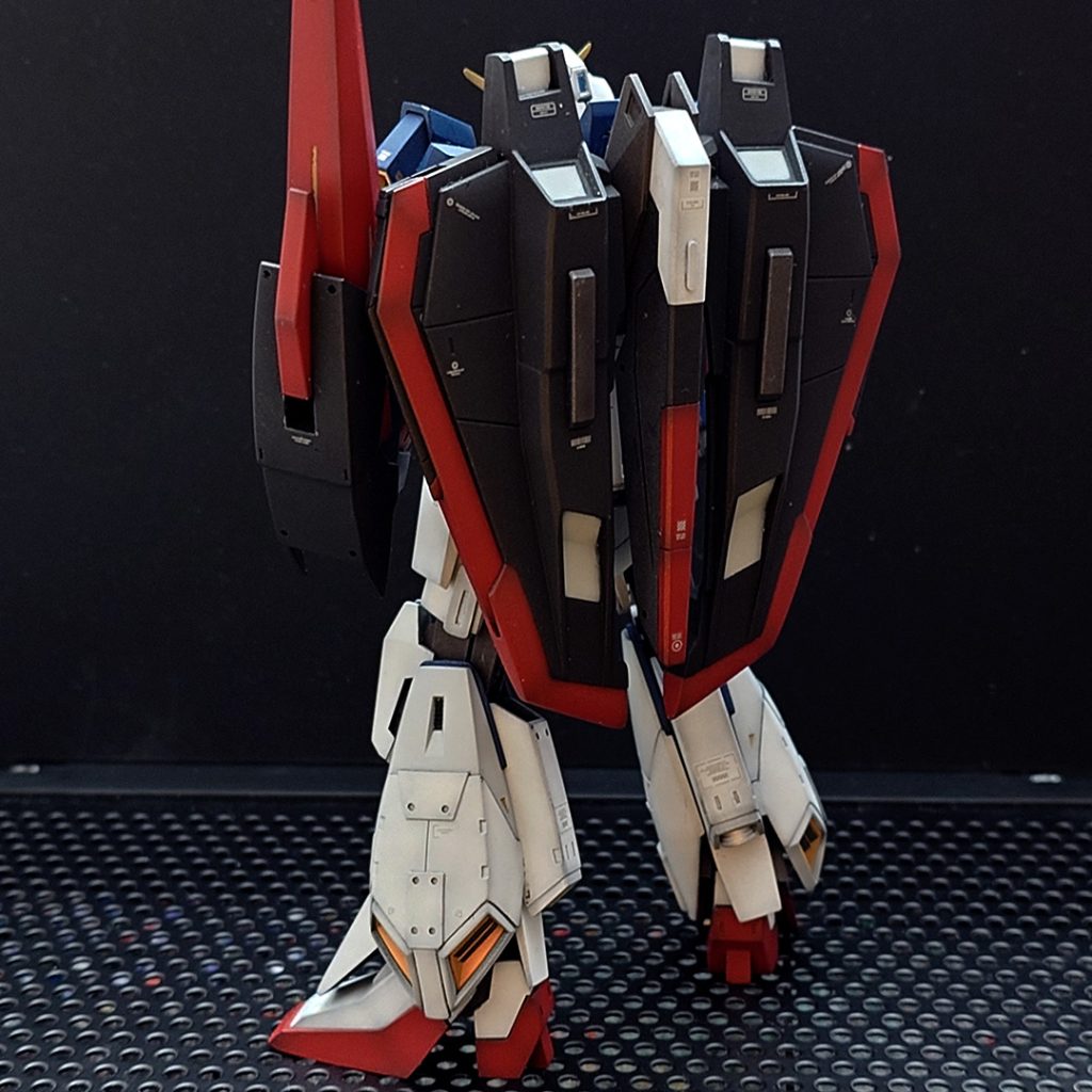 後ろから。フライングアーマーが大きすぎて背中がほとんど隠れちゃいますね笑&nbsp; &nbsp;