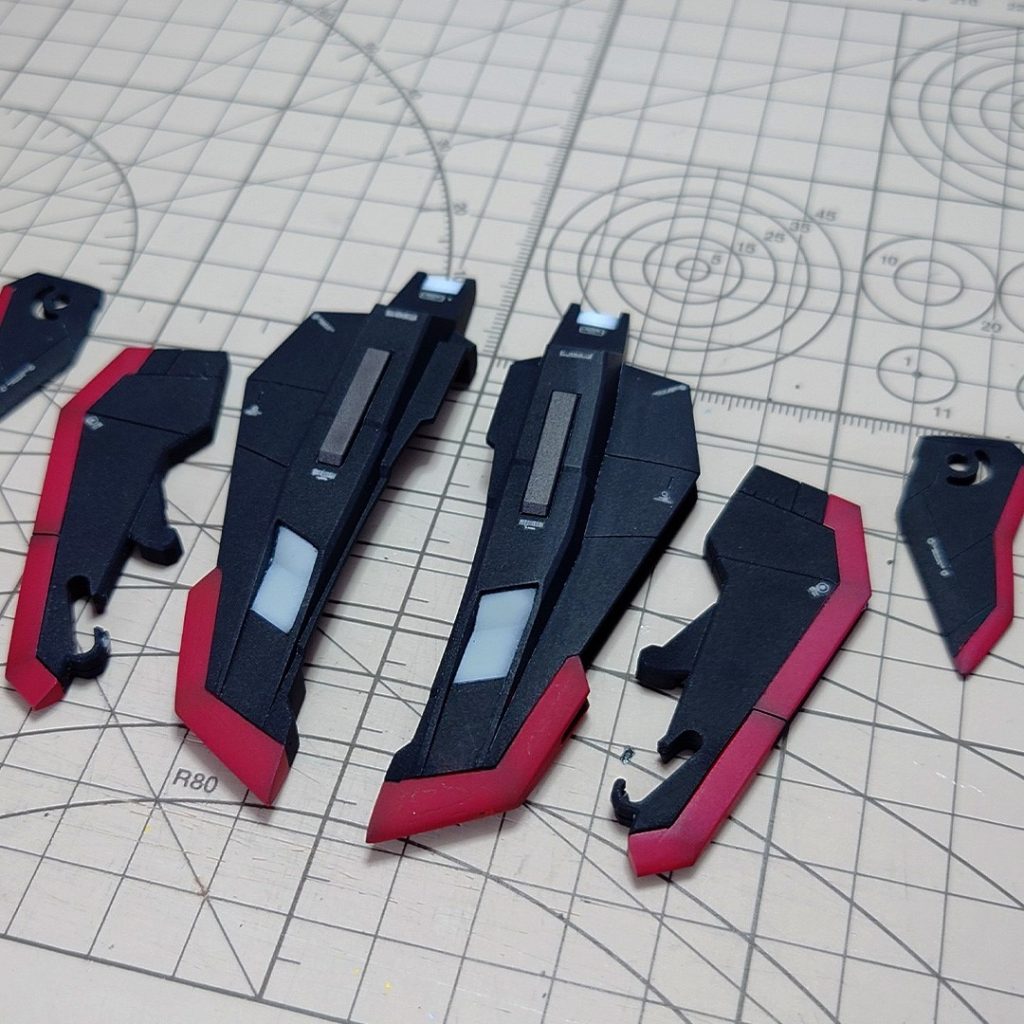 フライングアーマーは各パーツを重ねて挟み込む構造...エアブラシでの塗り分けが大変なので後ハメ加工して塗装しました。後ハメ加工の詳細はブログで解説していますのでご興味があればこちらからご覧ください。https://ajimaru.org/plasticmodel/hguc_zgundam_atohame/&nbsp; &nbsp;