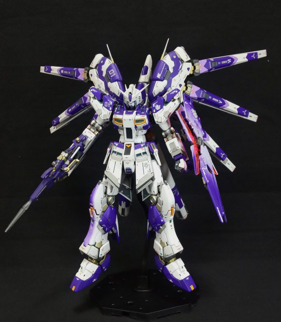 RGνガンダムCはじっとしている。・・RGνガンダムCは仲間を呼んだ❗️。なんと、モビリティジョイント νガンダムが現れた❗️。