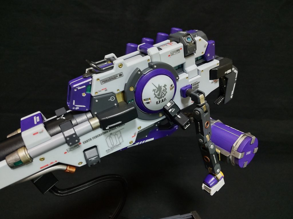 アーム接続でこんな感じでνガンダムのバックパックに接続して背負ってました😄。取り敢えずデカイHMBLを行き当たりばったりの加工で担がせているので、担がせるだけでも凄く大変😞💦。二度としねえ❗️。実際に担いで構えるポーズはベルトリンクを外しています😓。