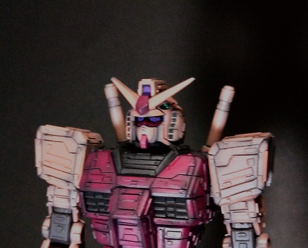 ツインアイやセンサー系はGCの赤いガンダムのように紫に塗装！画像からだと見辛いですが、良い感じになってます😊