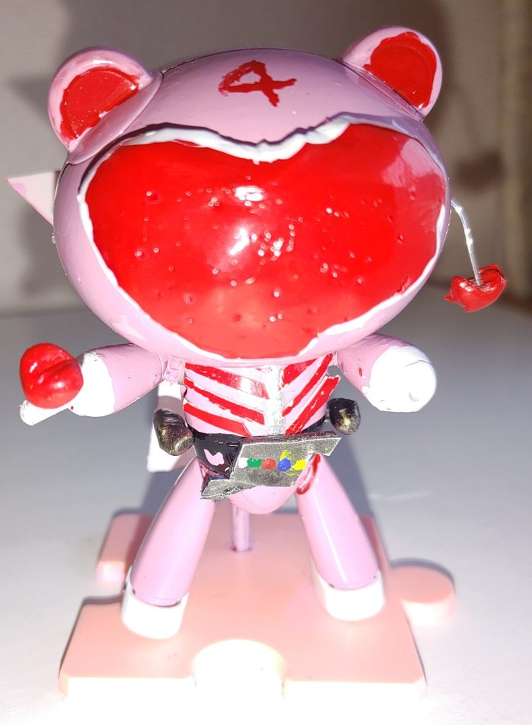 武器、イヤリング爆弾。手に持つ用も作りました。ランナーとエポキシパテ製。