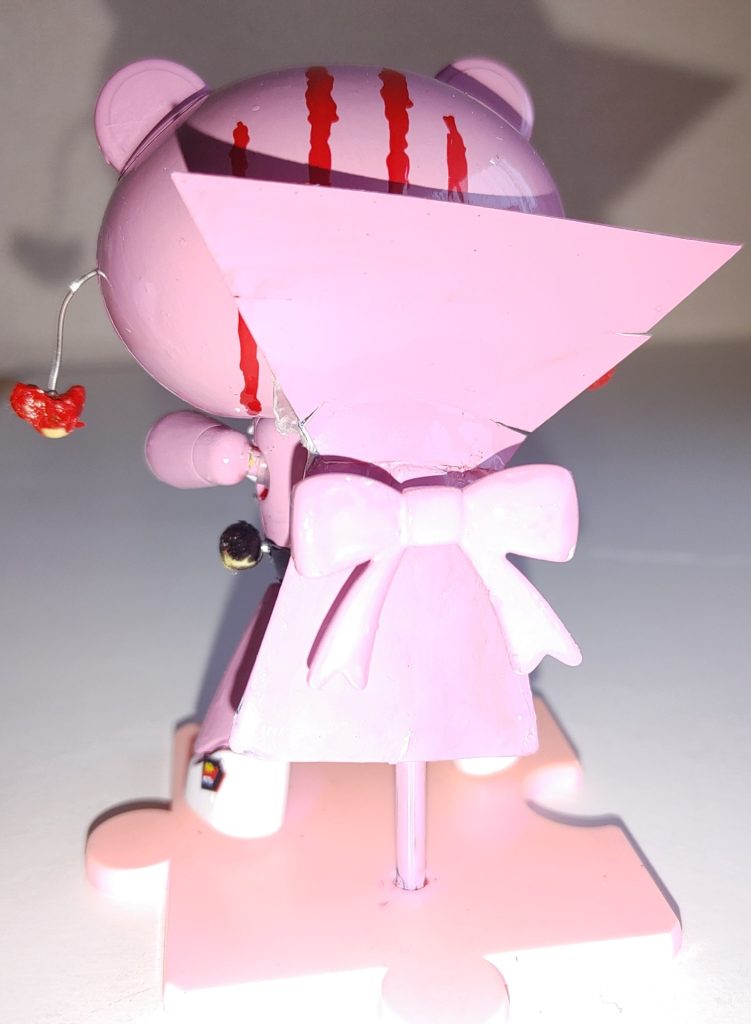 後ろ。マントは、「」からで、襟はプラ板、女の子恒例のリボンも付けました。