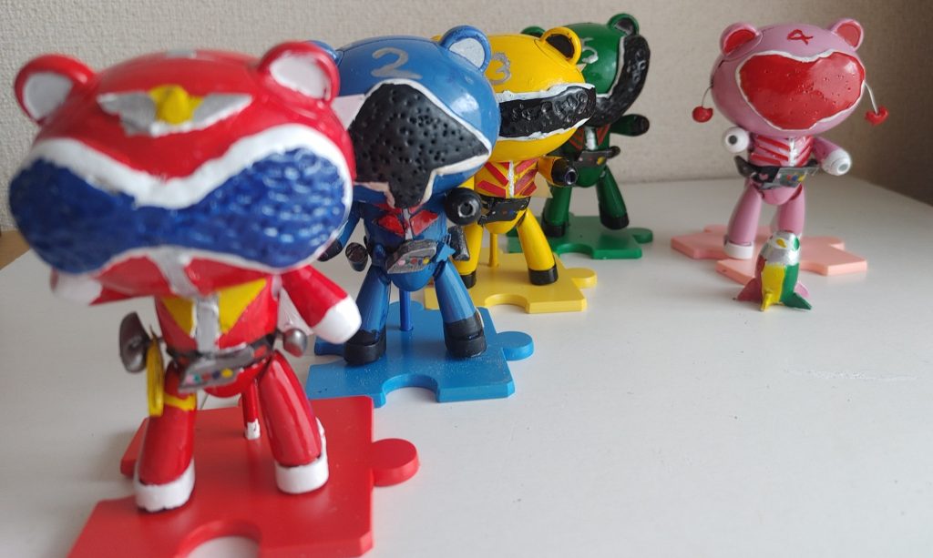 では、「プチッガイで再現「ゴレンジャーハリケーン」」。(参考文献、「○研の図鑑 スーパー戦隊」)「モモ!ゴレンジャーハリケーンだ!」「OK!ゴレンジャーハリケーン」