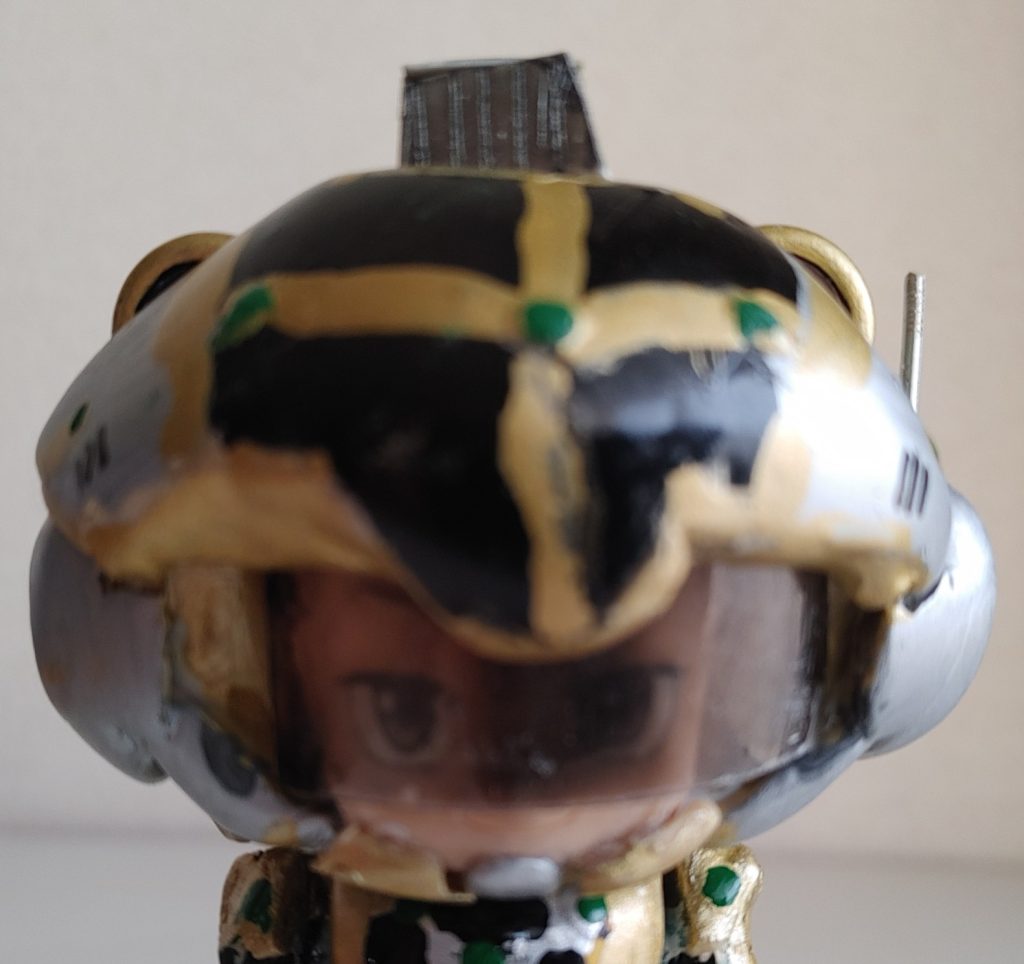 頭。とさかは、プラ板の箱組み。アンテナは針金。ゴーグルは、ペットボトルにスモークを塗装。あとは、エポキシパテ。緑のポッチは瞬間接着剤、