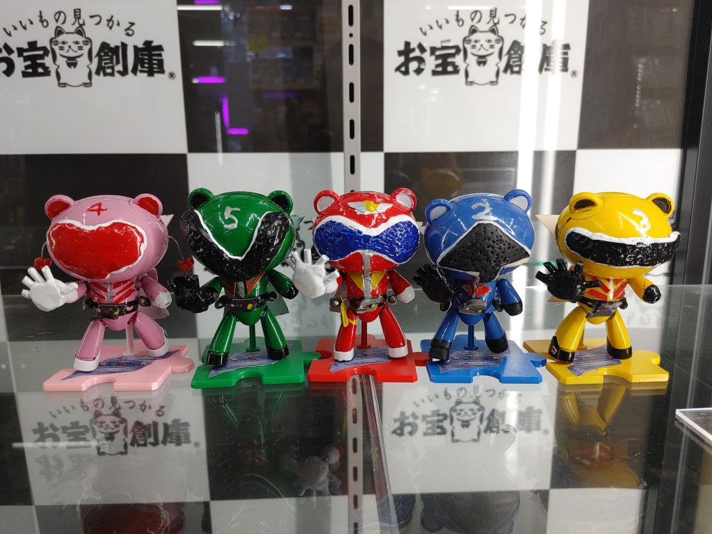 「5人揃って、ゴレンジャー!」追記。この写真は、10月に愛知県西尾市にある「お宝創庫西尾シャオ店」にて行われたガンプラコンテストに参加した時の棚の中での写真です。結果は、聞かないで…。まぁ、賑やかしですから…^_^;