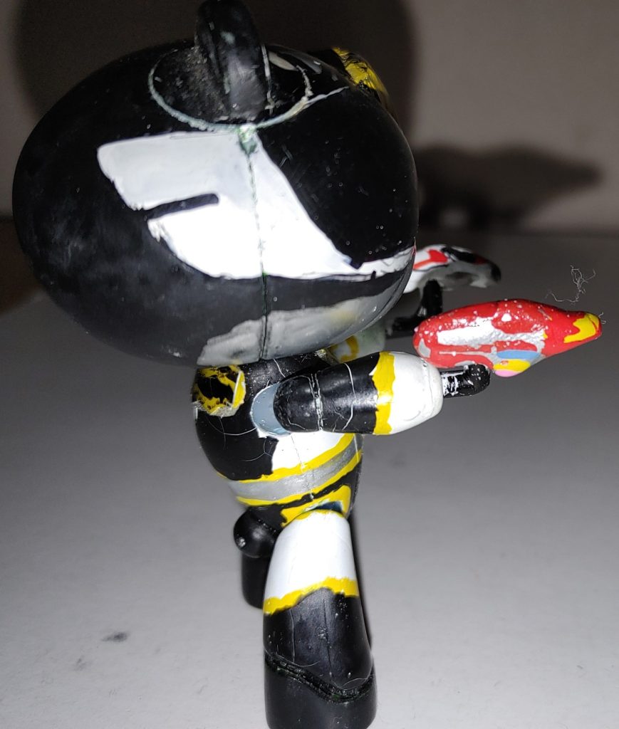 グレイとの最終戦。冒頭の2丁拳銃。(このシーンでは、まだマスク割れをしていないので、デビュー作品の頭を使用)