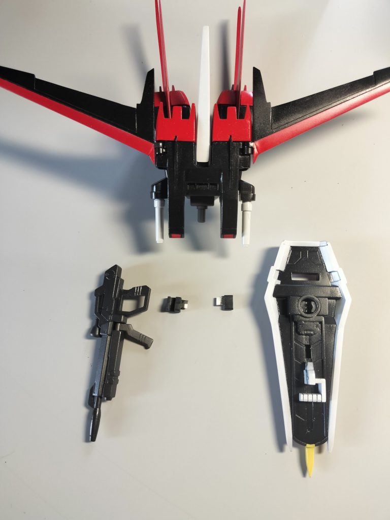 エールパック一式は旧HGストライクから主翼はプラ板で自作シールドグリップも握れるようにしてます