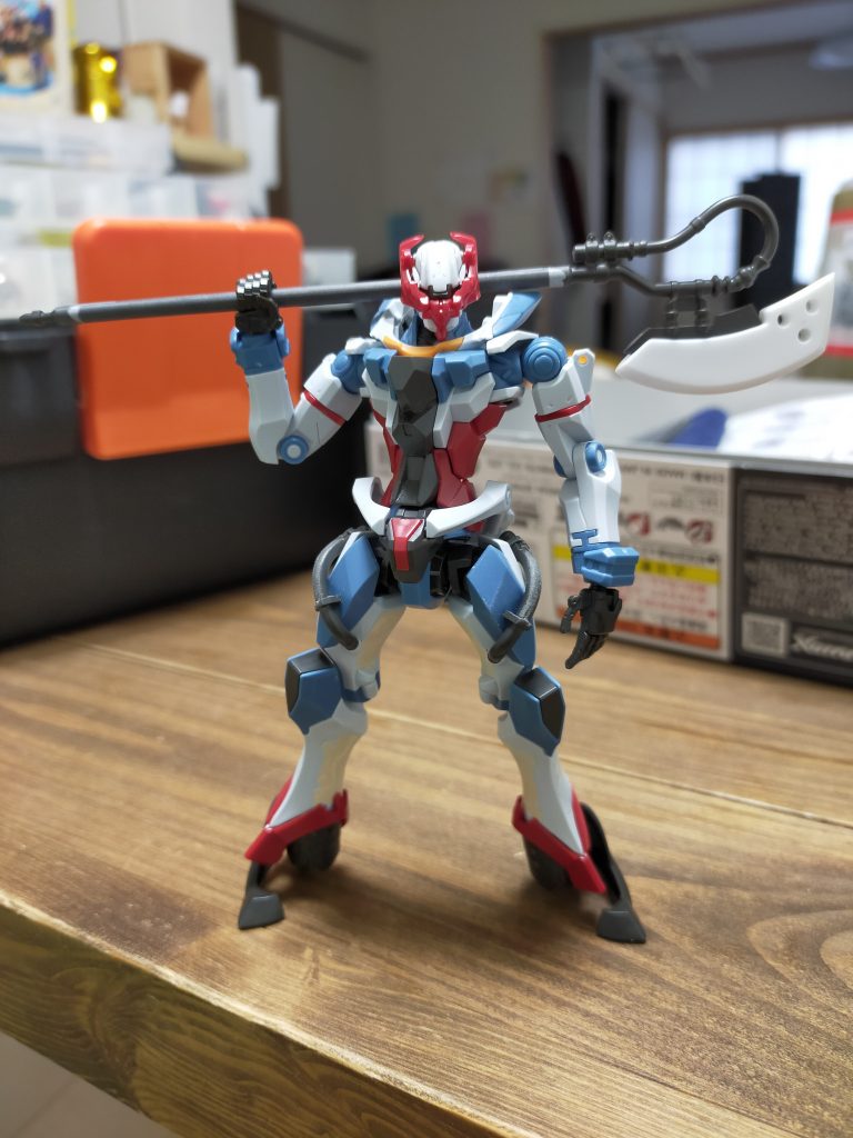 製作途中。脚のデザインを切り落とし、パテ埋めしてスッキリに。全身の凸起を少なくしたことでエヴァに寄った感じになりましたが…ガンダムです。