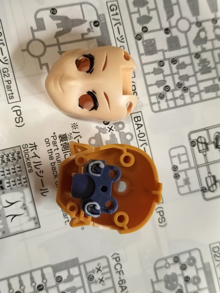 このキットのポイントはとにかく顔ですよね~大したことはしてませんが以下の感じで改修です。1.顔表面ヤスリで均して凹凸感をなくす2.アイラインを太く描いて目を大きく見せる瞳は結局シールを採用しました(gundam-kao6)