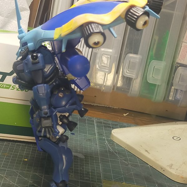 アイザック( GQ)進捗頭部を有機的にしたかったのでエポパテと100均のキャップ&ドールアイを使って造形実体眼を用いることでミノフスキー影響下の偵察能力向上的な設定を妄想しているが、先に「 目玉を付けた気持ち悪いMSを作りたい」があったのでこの形になっているアイザックはEWAC専用機なので、戦線離脱用にスラスターを11基積んでみただいぶオーバースペックだが、そこはロマン頭部が大きいので、肩は軍警ザクより大きいアイザックのそれから拝借し、バランスを取ろうと試みているそれでも等身が崩壊しているが、偵察機なので味としたカラーはUC版を参考に配色画像はベース塗装で、そこからガンガン汚している今回はジオラマの小型化に着手100均の台座にスチレンボードを貼って造形その上にボンド×重曹を塗って地面を作っているなんとか年内には完成しそう(2枚目)