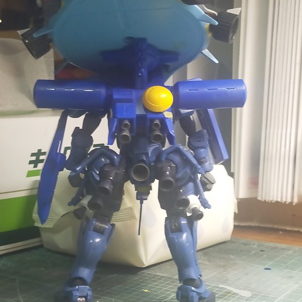 アイザック( GQ)進捗頭部を有機的にしたかったのでエポパテと100均のキャップ&ドールアイを使って造形実体眼を用いることでミノフスキー影響下の偵察能力向上的な設定を妄想しているが、先に「 目玉を付けた気持ち悪いMSを作りたい」があったのでこの形になっているアイザックはEWAC専用機なので、戦線離脱用にスラスターを11基積んでみただいぶオーバースペックだが、そこはロマン頭部が大きいので、肩は軍警ザクより大きいアイザックのそれから拝借し、バランスを取ろうと試みているそれでも等身が崩壊しているが、偵察機なので味としたカラーはUC版を参考に配色画像はベース塗装で、そこからガンガン汚している今回はジオラマの小型化に着手100均の台座にスチレンボードを貼って造形その上にボンド×重曹を塗って地面を作っているなんとか年内には完成しそう(3枚目)