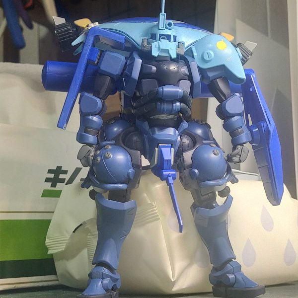 アイザック( GQ)進捗頭部を有機的にしたかったのでエポパテと100均のキャップ&ドールアイを使って造形実体眼を用いることでミノフスキー影響下の偵察能力向上的な設定を妄想しているが、先に「 目玉を付けた気持ち悪いMSを作りたい」があったのでこの形になっているアイザックはEWAC専用機なので、戦線離脱用にスラスターを11基積んでみただいぶオーバースペックだが、そこはロマン頭部が大きいので、肩は軍警ザクより大きいアイザックのそれから拝借し、バランスを取ろうと試みているそれでも等身が崩壊しているが、偵察機なので味としたカラーはUC版を参考に配色画像はベース塗装で、そこからガンガン汚している今回はジオラマの小型化に着手100均の台座にスチレンボードを貼って造形その上にボンド×重曹を塗って地面を作っているなんとか年内には完成しそう(4枚目)