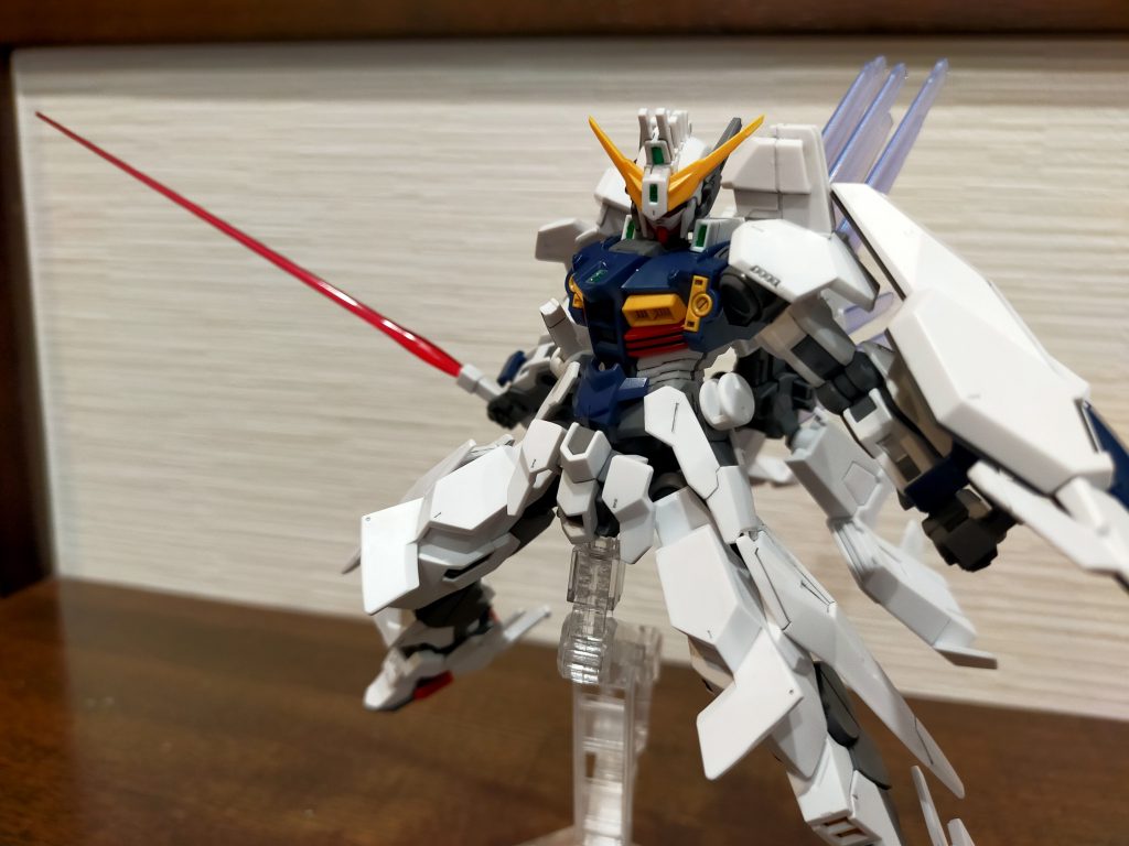 ビームサーベルが腰に2本、背中に4本の計6本もついてるもっと持たせたポージングさせてもよかったな…