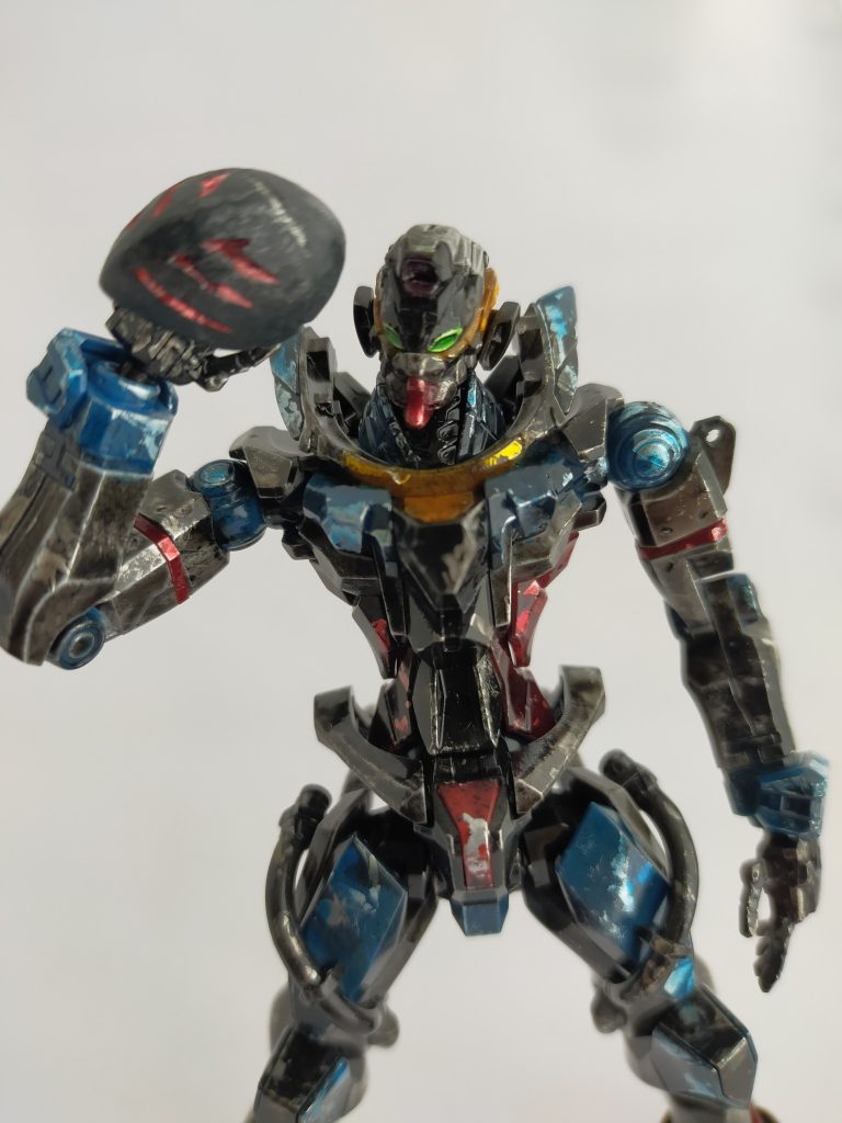 マスクの下も筆塗りにて仕上げました。マスクはワセリンを顔パーツに塗って→パテ盛り→成形→塗装全身テカテカにしてますが、マスクは使い続けてボロボロ…光沢は消してマスクだけ浮いて見えるようにしました。