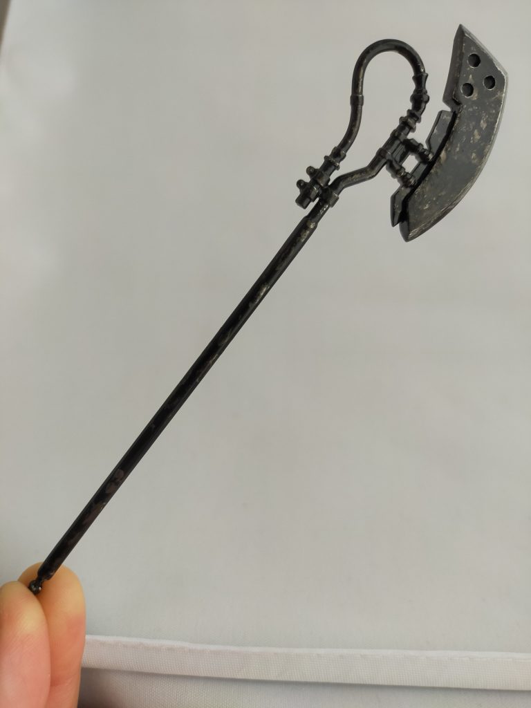 斧の先は1ミリプラバン3枚の積層から削って形を整えて作りました。