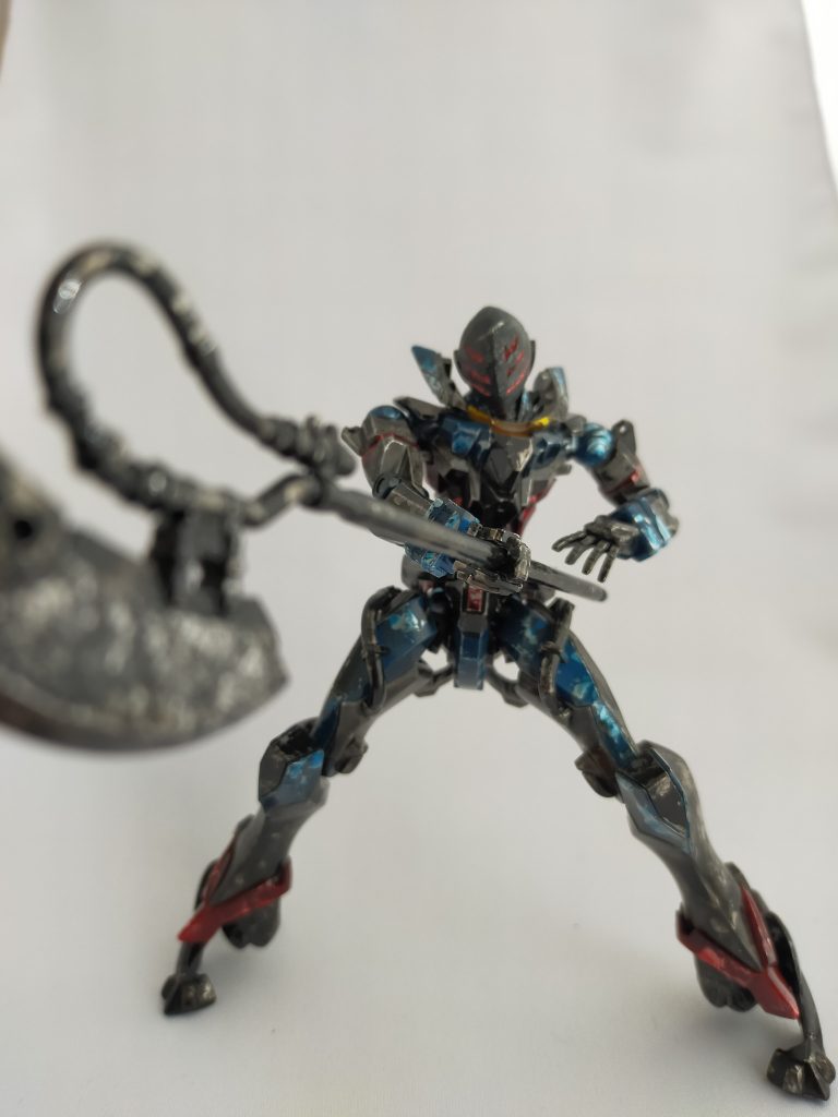 武器は斧付属のヒート・ホークをランナーを使って延長。ハルバートみたく重い一撃。鉄血シリーズみたくガキン！ガキン！と闘うイメージです。