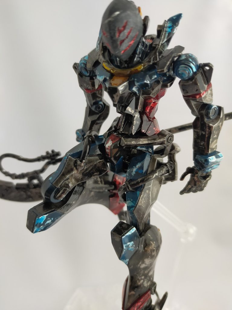 全身+武器が「 キラキラ」を纏っているイメージで全体にシルバーのラップ塗装。上から各成形色に合わせてクリアーイエロー/クリアーブルー/クリアーレッドを筆塗り。成形色ホワイトはスモークグレーで全塗装になってます。