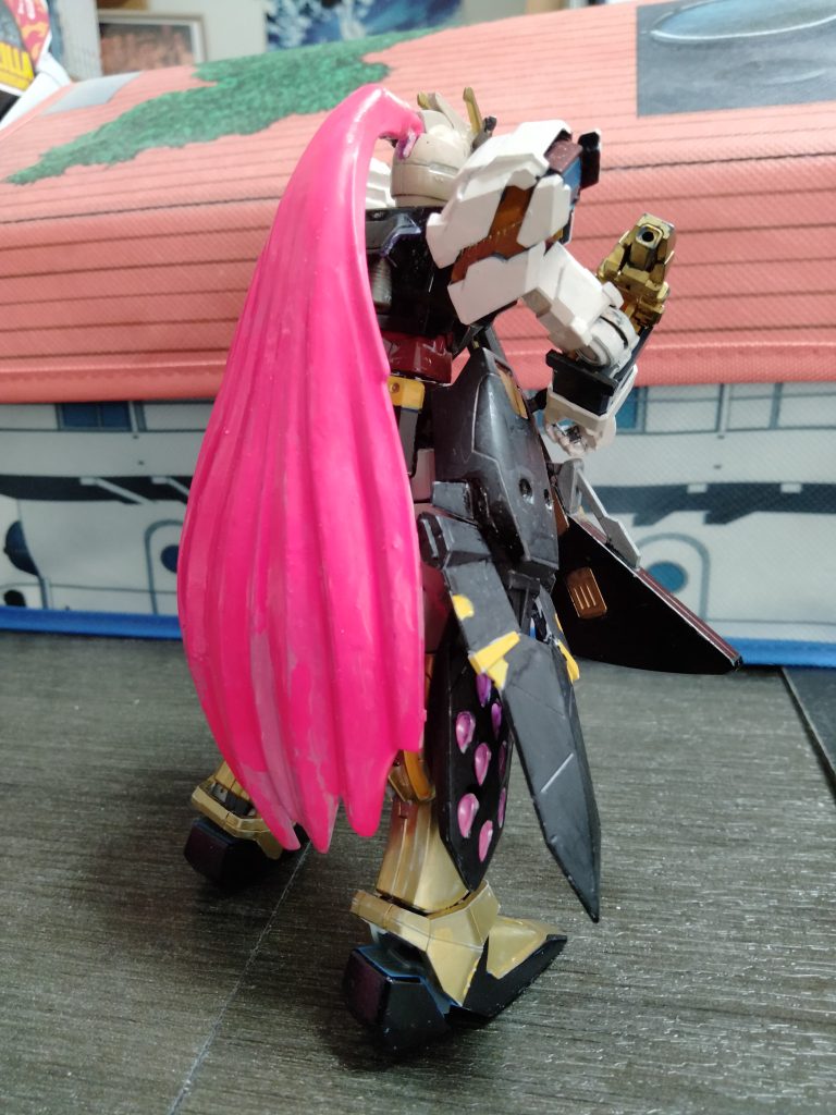 ギターライフルはエクストリームガンダムサイドスカートはオプションパーツかでファンネル内蔵されてます