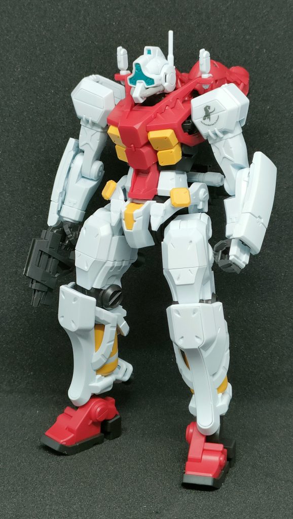 メインカメラも箱を開ける前は定番のクリアパーツかと思ってましたが、成型色で表現されていてこれはこれで面白かったです。クリアパーツをパチっとはめた時に他の成型色と一体化した時のお色といいますか、スジ彫りが掘ってあるのでスミ入れした時の色がのり易くしてあるんですかね?