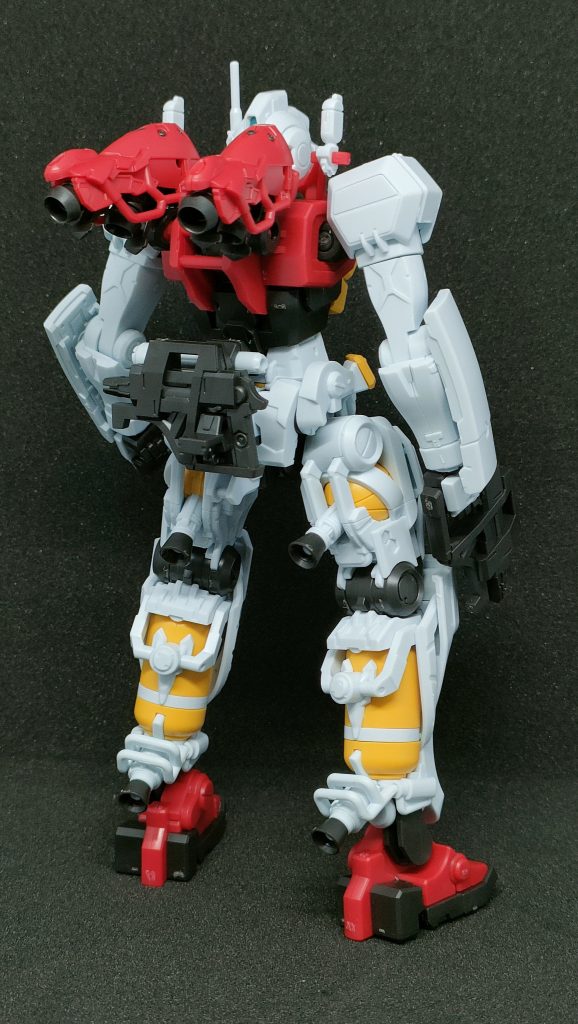 このゲルググの気に入ってるポイントはやはり後ろのスラスターの数と脚の造形にありますね。