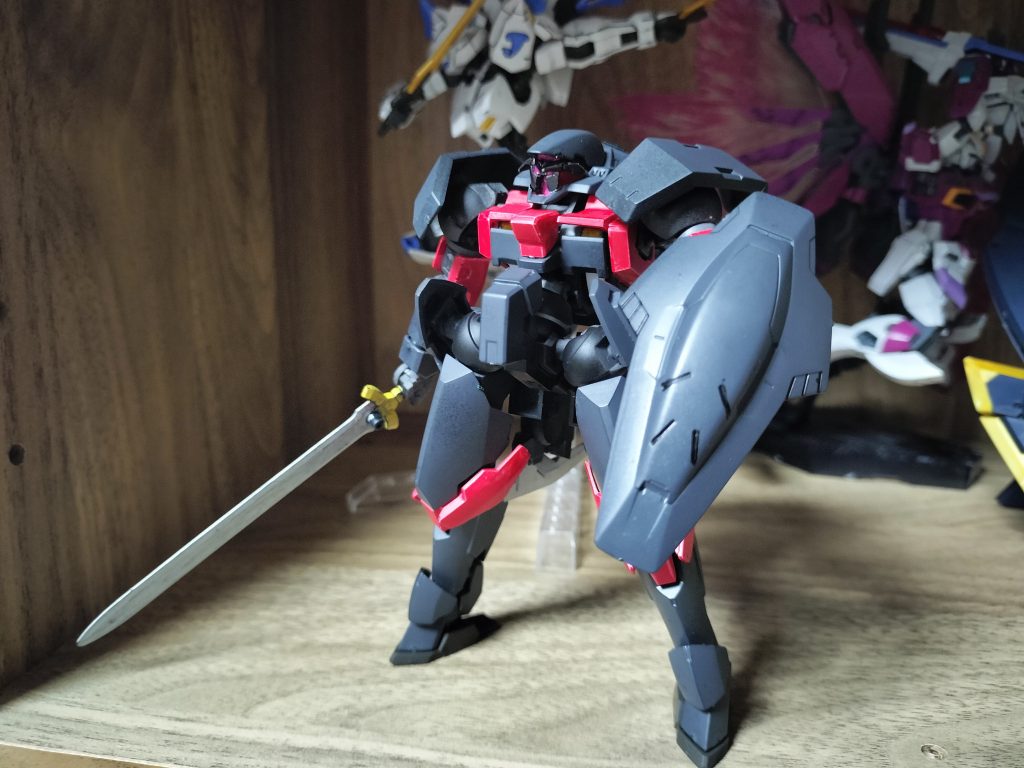 ・ナイトブレードグレイズ・リッターのものと同型。・ナイトシールド手持ち式のシールド。グレイズのものと違い、シールドの装甲を湾曲化させることにより跳弾しやすい設計となっている。