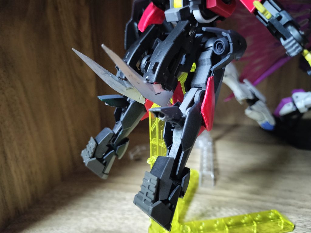 ふくらはぎのスラスターも展開できるように改造