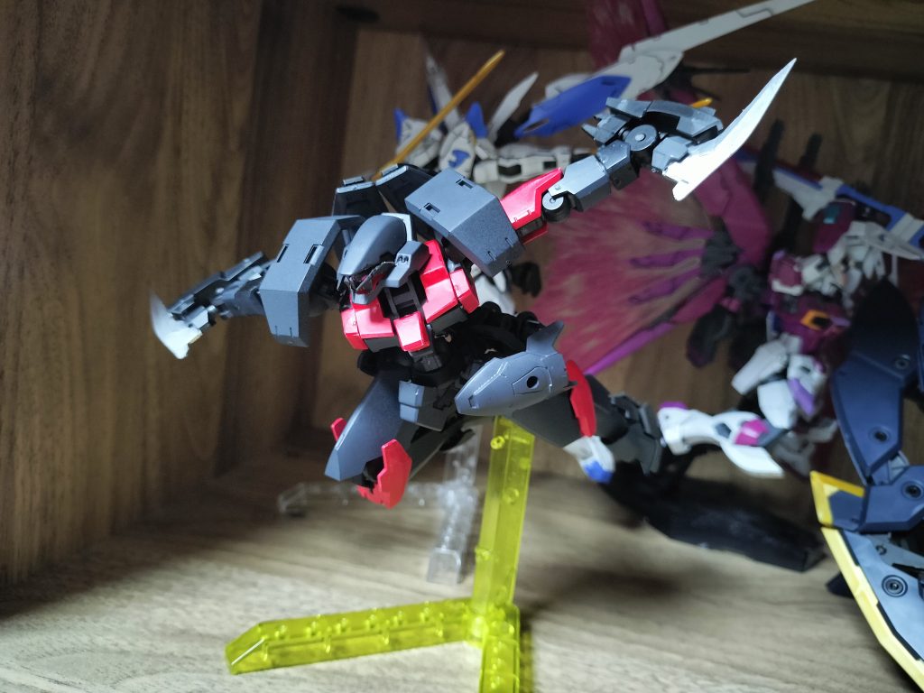 ツインダガーツインパイルと同じく試作中の武装をダガーに変更したもの。アンカーの射出機能も健在。非使用時は腰部のマウントラックに懸架される。