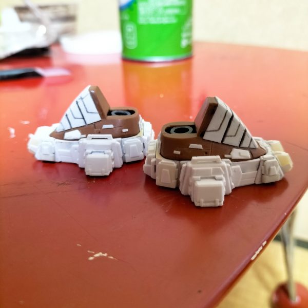 夜な夜なザクってました。脚部の工作がやっと終わりました、というか収拾つかんくなってきたので、この辺りで一旦完成にしたと言ったところです(；´Д｀)引き続き脛部、ふくらはぎ部の工作やっていきます。（3枚目）