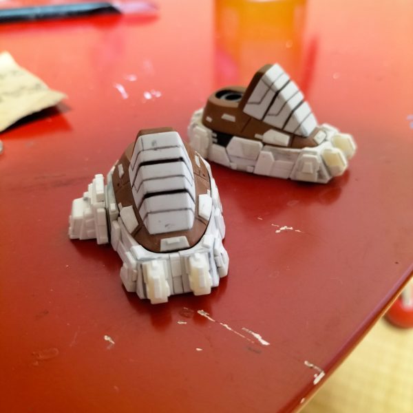 夜な夜なザクってました。脚部の工作がやっと終わりました、というか収拾つかんくなってきたので、この辺りで一旦完成にしたと言ったところです(；´Д｀)引き続き脛部、ふくらはぎ部の工作やっていきます。（2枚目）