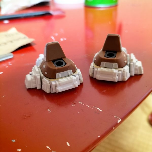 夜な夜なザクってました。脚部の工作がやっと終わりました、というか収拾つかんくなってきたので、この辺りで一旦完成にしたと言ったところです(；´Д｀)引き続き脛部、ふくらはぎ部の工作やっていきます。（4枚目）