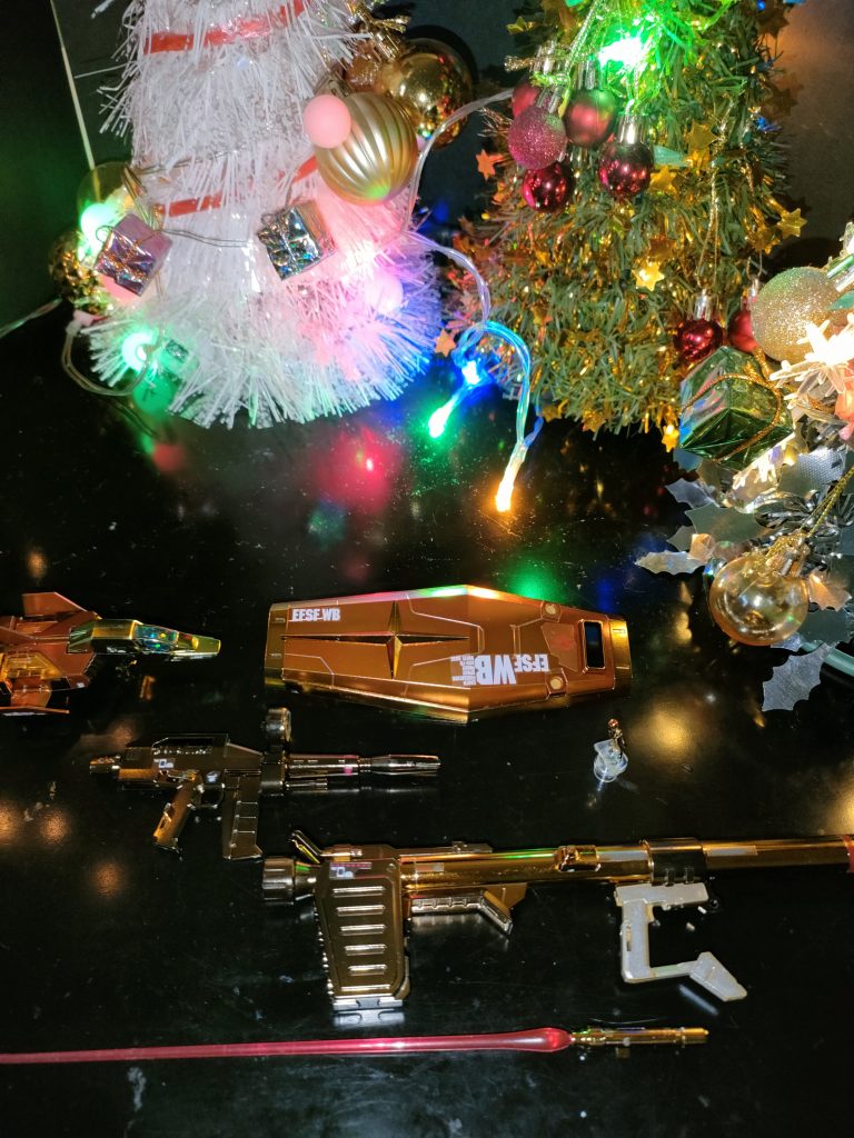 武器とコアファイターコアファイターの窓は、青マッキーで塗ってその上からキラキラシールはってます(zaku-kao5)