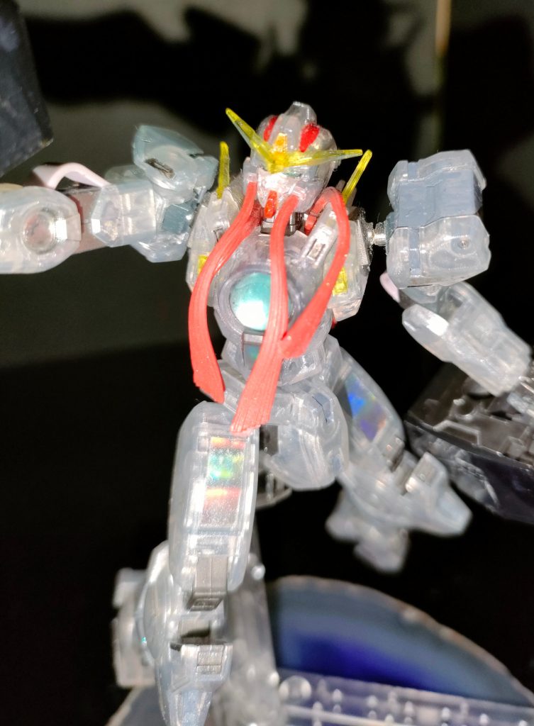 実は胸元の丸いパーツを紛失しました。困っていたところ、子供からのプレゼントでもらった子供と嫁作のレジンが目に入りました。そっとはめてみると、な、な、なんと、ピッタリあうというミラクルがありました(zaku-kao2)