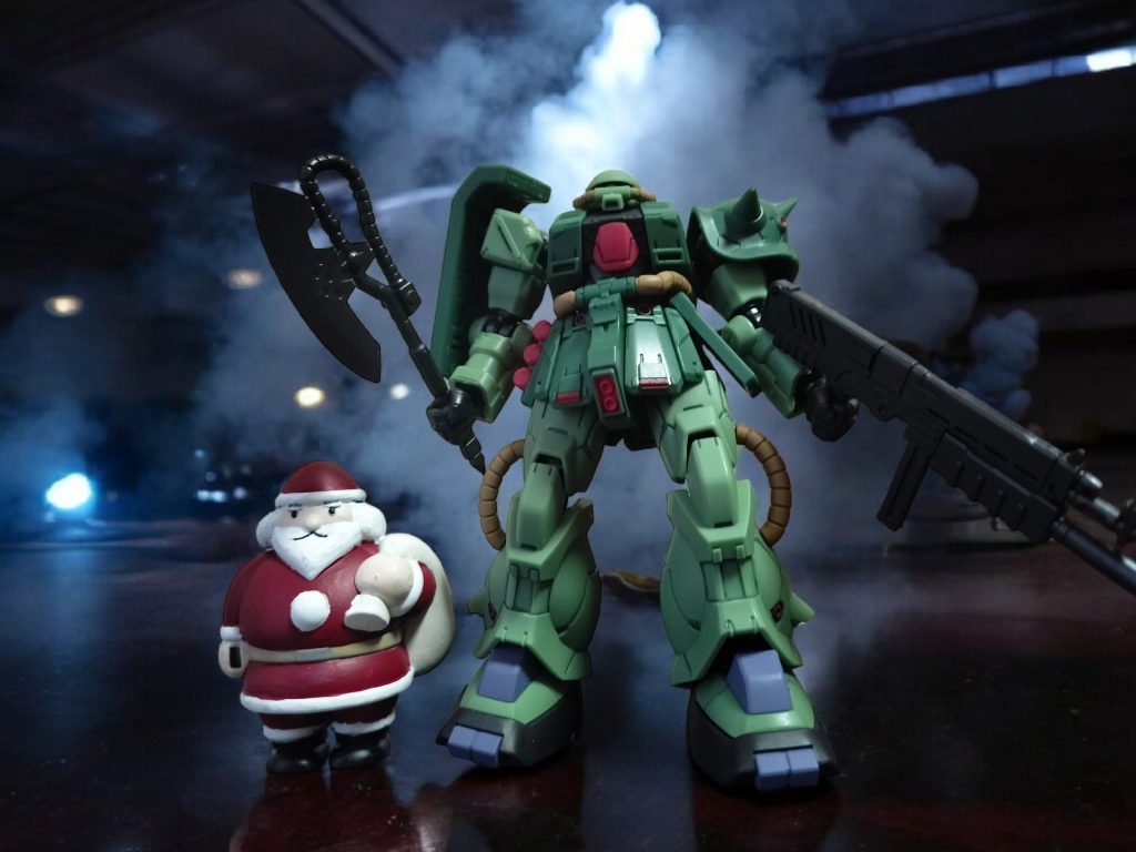 戦友(サンタ）と出撃！ザクⅡ改は、GフレームFA。バーニアとアポジの赤部分のみ部分塗装、墨入れ、艶消し仕上げ。以前のハンブラビでも思いましたが、機体のアレンジが大好物です。