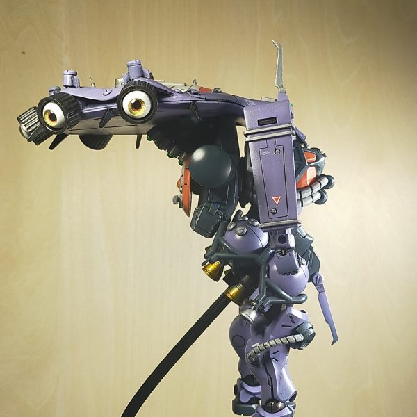 アイザック( GQ)進捗頭部を有機的にしたかったのでエポパテと100均のキャップ&ドールアイを使って造形実体眼を用いることでミノフスキー影響下の偵察能力向上的な設定を妄想しているが、先に「 目玉を付けた気持ち悪いMSを作りたい」があったのでこの形になっているアイザックはEWAC専用機なので、戦線離脱用にスラスターを11基積んでみただいぶオーバースペックだが、そこはロマン頭部が大きいので、肩は軍警ザクより大きいアイザックのそれから拝借し、バランスを取ろうと試みているそれでも等身が崩壊しているが、偵察機なので味としたカラーはUC版を参考に配色画像はベース塗装で、そこからガンガン汚している今回はジオラマの小型化に着手100均の台座にスチレンボードを貼って造形その上にボンド×重曹を塗って地面を作っているなんとか年内には完成しそう(6枚目)