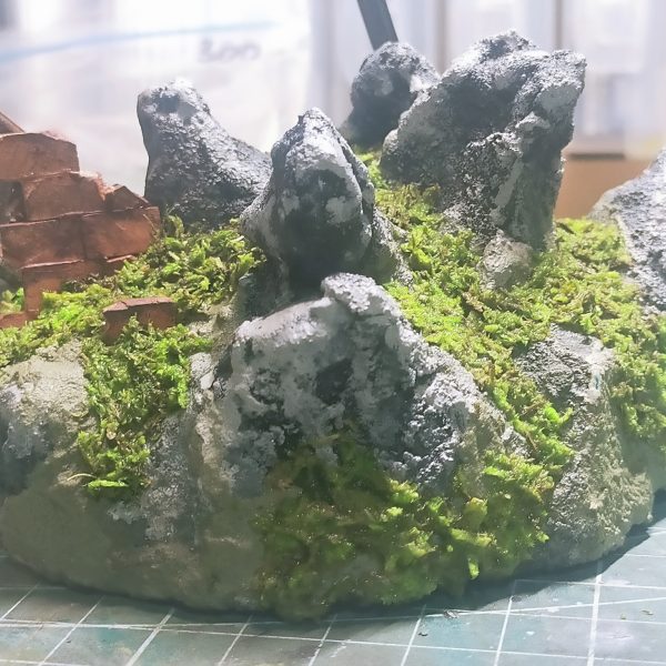 アイザック( GQ)進捗頭部を有機的にしたかったのでエポパテと100均のキャップ&ドールアイを使って造形実体眼を用いることでミノフスキー影響下の偵察能力向上的な設定を妄想しているが、先に「 目玉を付けた気持ち悪いMSを作りたい」があったのでこの形になっているアイザックはEWAC専用機なので、戦線離脱用にスラスターを11基積んでみただいぶオーバースペックだが、そこはロマン頭部が大きいので、肩は軍警ザクより大きいアイザックのそれから拝借し、バランスを取ろうと試みているそれでも等身が崩壊しているが、偵察機なので味としたカラーはUC版を参考に配色画像はベース塗装で、そこからガンガン汚している今回はジオラマの小型化に着手100均の台座にスチレンボードを貼って造形その上にボンド×重曹を塗って地面を作っているなんとか年内には完成しそう(7枚目)