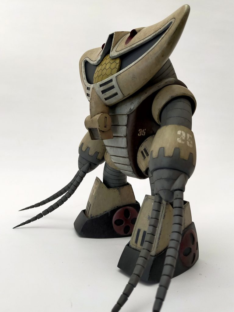 　キット形状を活かしつつ、各部のバランスを調整して設定画の印象に近づけるよう工作しました。　作業自体は数年前に行ったもので少々粗いところがあるのですが、旧キットなりにバランスの取れたものを目指したつもりです。　塗装は今回も筆塗り、旧キットはディテールが少なくて塗りやすかったです。ただ一体成型のパーツが多くて塗り分けの為のマスキングがかなり面倒でした。　年内に完成させるべく終盤かなり駆け足で作業した為、仕上げが少し雑になったように感じています。　もう少し手を加えたかったところもあるのですが、旧キット改造の最初としてはまずまずかなとも思っています。