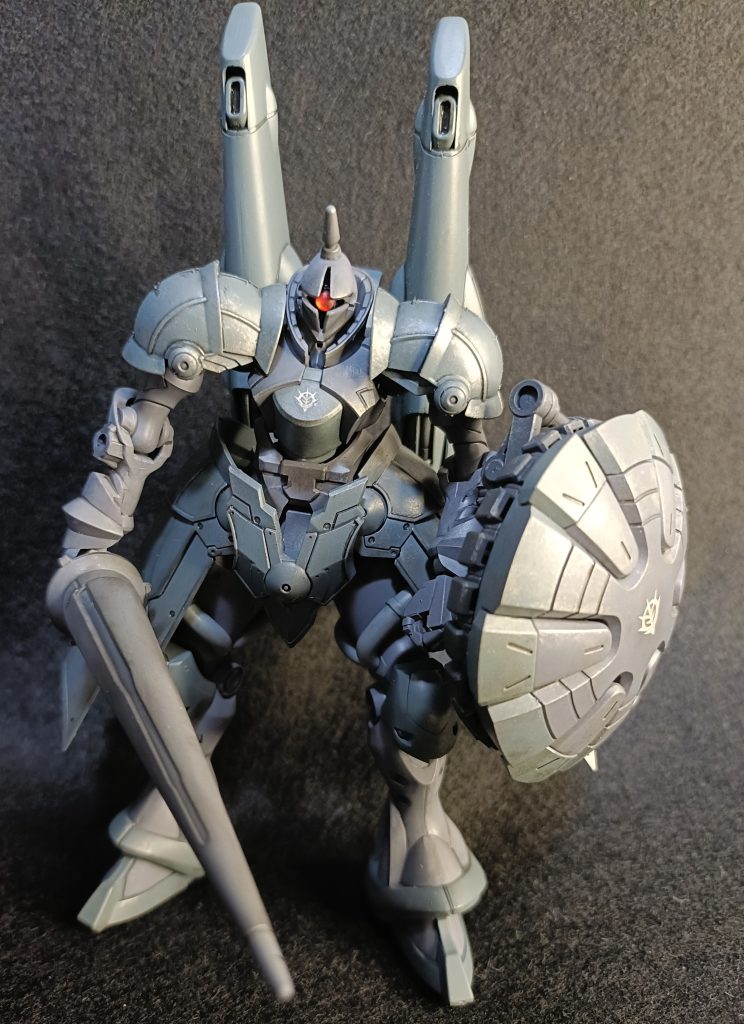 正面。勢いで仕入れたのは良いけど自分好みでなく積みプラになってました。コンセプトはよりギャンらしく?30mm鎧を装備してより騎士っぽく、顔のえら?を限界まで削って、モノアイ見えやすいように拡げました。角はリバイブギャンから拝借しました。大きすぎな白磁をばっさり、もったいなかったけど。。