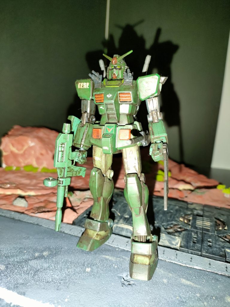 グリーン、よもぎ色、オレンジで塗りました。その後マルチブラックで汚して、デカールを貼りました。最後にシルバーのドライブラシをしましたとさ。デカールは余ってたのをいろいろ貼り付けたので、謎になってますがご容赦ください(gundam-kao10)