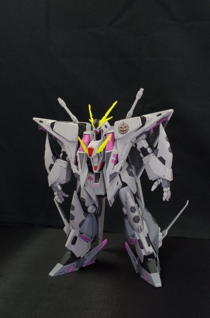 機体各所のオレンジがイマイチ好みでなかったのでピンクにしてみました。見難いですが右腰アーマーにマフティーの紋章も。キットと一緒にクスィー用のガンダムデカールを購入していたにも関わらずまるっきり忘れてしまい市販のコーションデカールを使いました。