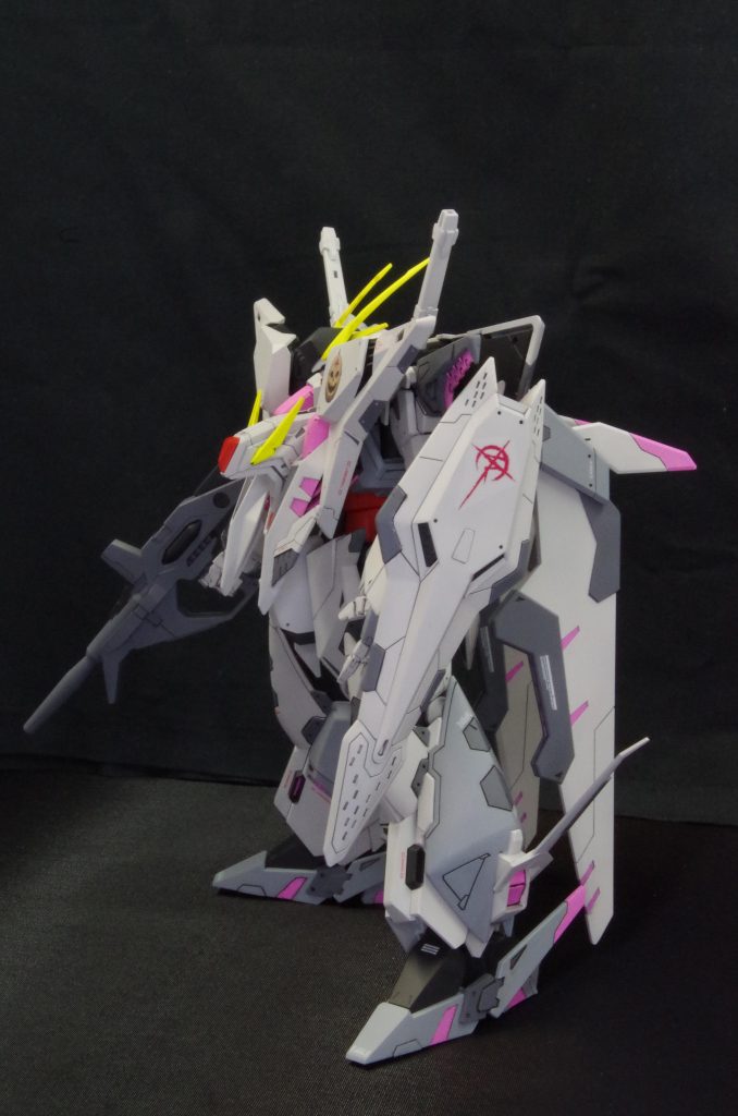 ビームライフルとシールドを装備。シールドにはマフティーマークを追加してみました。