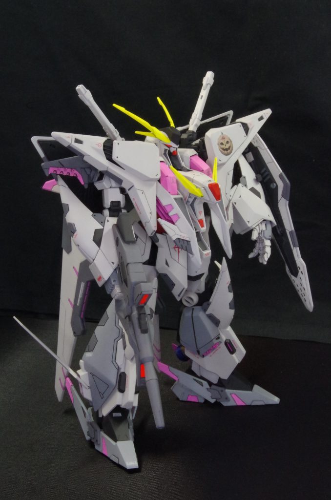 ビームライフルはプラ材が柔らかく、完全モナカ構造なので合わせ目消しには苦労しました。