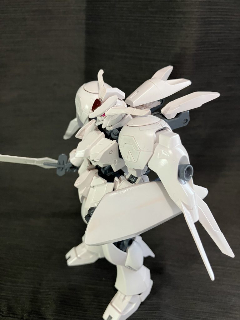 下半身は鉄血系をMH風に仕立てようと思うと脛のシルエットが今一つで。今回はEGのνガンダムの下半身が余ってたので使いました。股関節の構造が全く違うので、受け部分からごっそり移植しました。腰回りは過去作のヌーベルジェガンに使っていたので、股関節の部品そのものはHGジェガンからの流用です。接合部分を切り出して前後をガンダムフレームと接着しています。