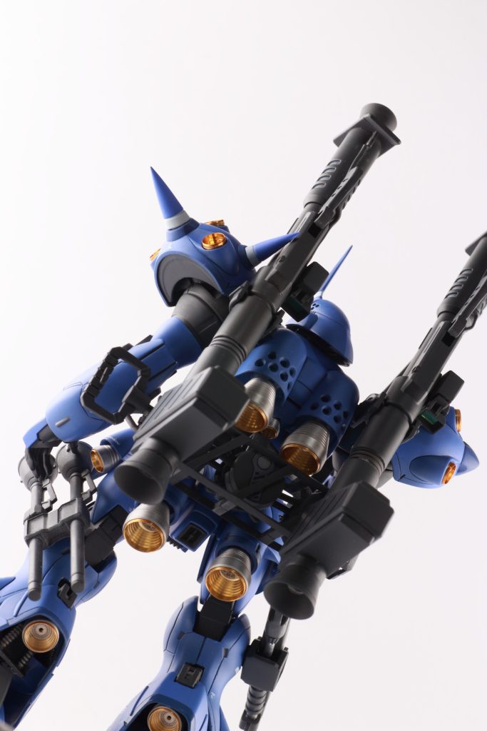 背面。チェーンマインは原作だと近くにあったトレーラーから急に取り出してましたが、メタルビルドだったりの最近のデザインだと自前で装備してるのでこちらも腰に載せてみました。急遽積んだ感がでるように鉄骨だけのマウントラックで新規造形してます。