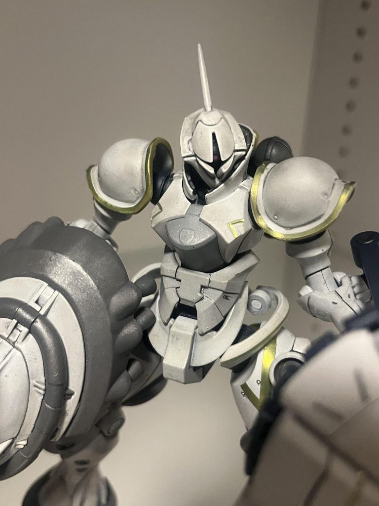 全てのパーツを黒サフ立ち上げにしました。本体はホワイトにグレーを少量混ぜて暗いホワイトを使用。他、フレームや盾パーツは説明書の塗料の色用意して塗装。ウェザリングで全体を汚し艶消しトップコートで仕上げました。