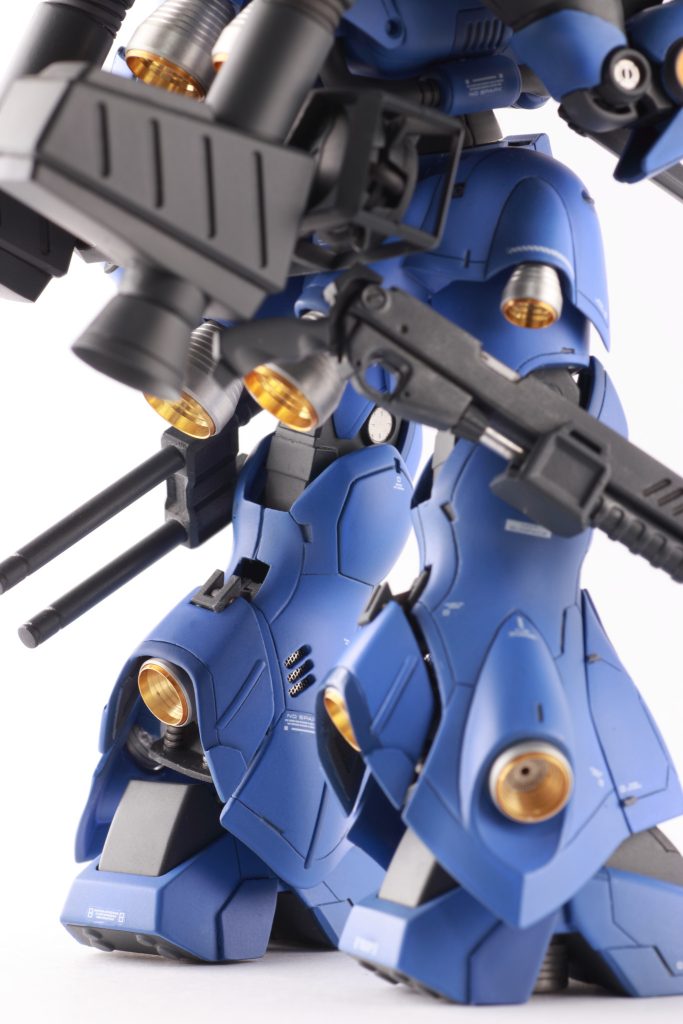 スリット状のディテールを追加して裏から金属メッシュを貼り付けました。バーニアから出た熱を逃がすような構造をイメージ。