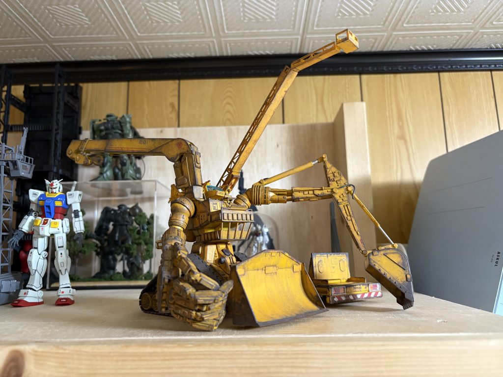 全体像です。えーっと、後ほど、ドムⅡのバーニアを主原料にアレを作ったのを投稿します(zaku-kao8)素材の特徴をフルに活かした作品になっています。今までのをチビシリーズのクオリティを遥かに超えた仕上がりになってますので、ビックリして倒れないように、背もたれのある椅子などに、あらかじめ持たれて閲覧することをオススメします(zaku-kao8)運営さんには、MVPの表彰状にアタシの名前を書き込んでおくことをオススメします(zaku-kao8)アタシは、こんなハードルを上げて、どうするつもりなのでしょうか(zaku-kao8)弁慶を強打して顔面から転びたいだけなのか...それとも本当に自信があるだけなのか...&nbsp;乞うご期待(zaku-kao8)